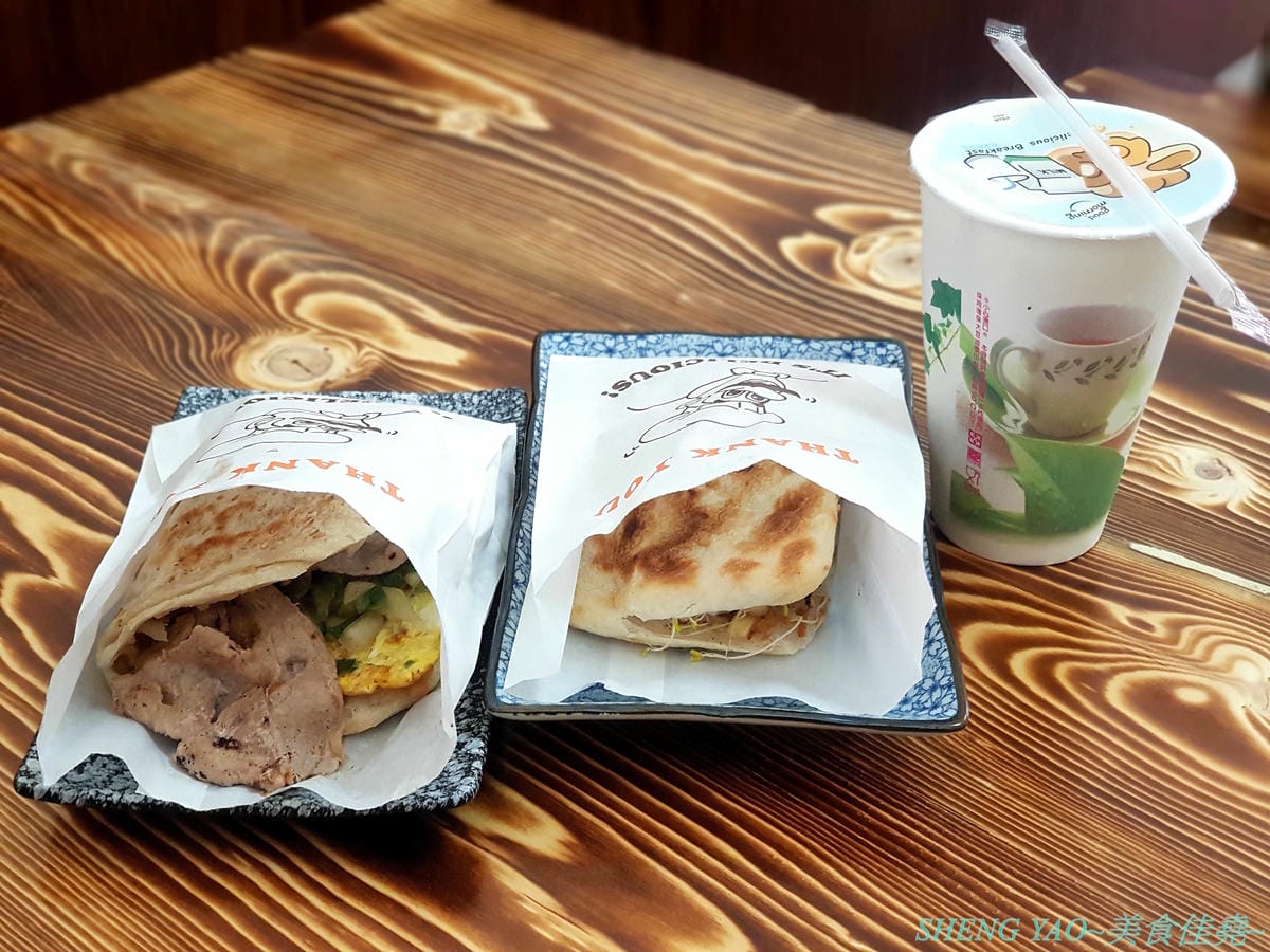 [台中西區]燒餅大爺 – 花蓮玉里五十年歷史人氣燒餅老店在台中開的分店,主打夾了豆干酸菜、鹽蔥燒肉蛋、水果苜蓿芽..等的創意口味燒餅,燒餅現桿現烤、豆漿也是自磨,向上市場附近。