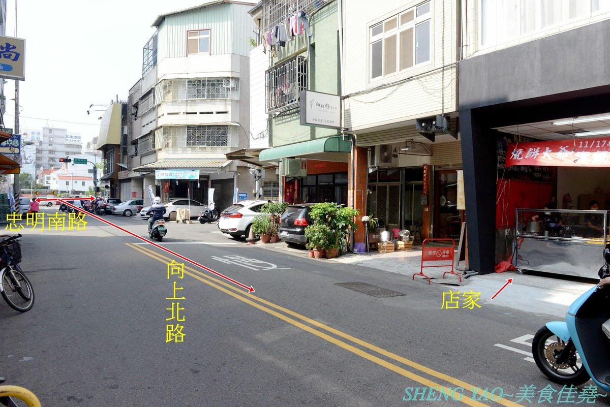 [台中西區]燒餅大爺 – 花蓮玉里五十年歷史人氣燒餅老店在台中開的分店,主打夾了豆干酸菜、鹽蔥燒肉蛋、水果苜蓿芽..等的創意口味燒餅,燒餅現桿現烤、豆漿也是自磨,向上市場附近。
