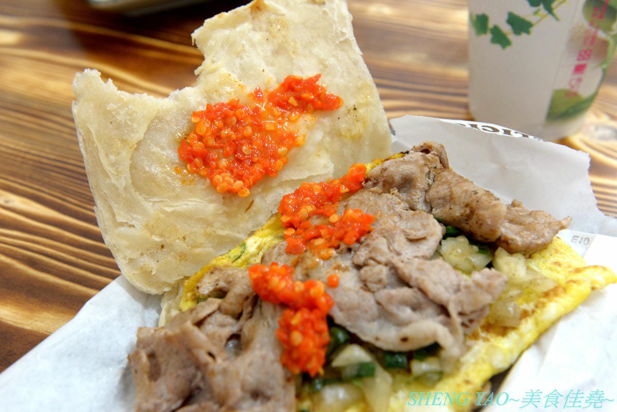 [台中西區]燒餅大爺 – 花蓮玉里五十年歷史人氣燒餅老店在台中開的分店,主打夾了豆干酸菜、鹽蔥燒肉蛋、水果苜蓿芽..等的創意口味燒餅,燒餅現桿現烤、豆漿也是自磨,向上市場附近。