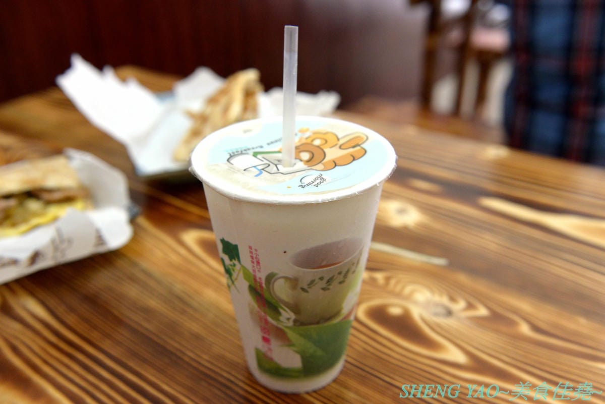 [台中西區]燒餅大爺 – 花蓮玉里五十年歷史人氣燒餅老店在台中開的分店,主打夾了豆干酸菜、鹽蔥燒肉蛋、水果苜蓿芽..等的創意口味燒餅,燒餅現桿現烤、豆漿也是自磨,向上市場附近。
