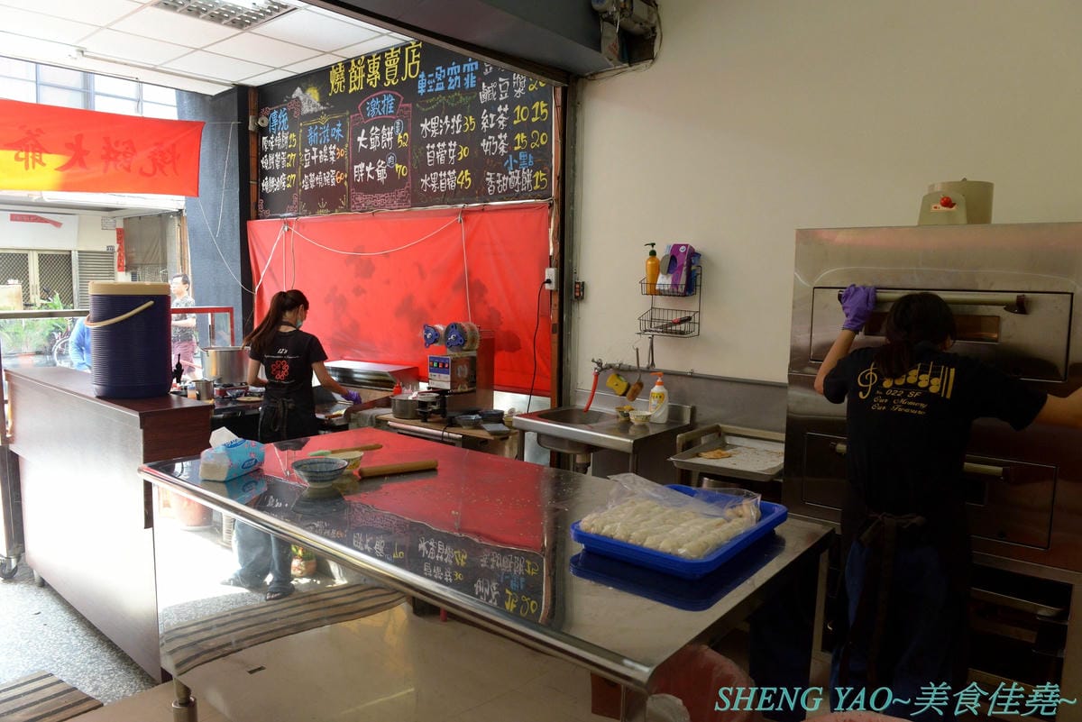 [台中西區]燒餅大爺 – 花蓮玉里五十年歷史人氣燒餅老店在台中開的分店,主打夾了豆干酸菜、鹽蔥燒肉蛋、水果苜蓿芽..等的創意口味燒餅,燒餅現桿現烤、豆漿也是自磨,向上市場附近。