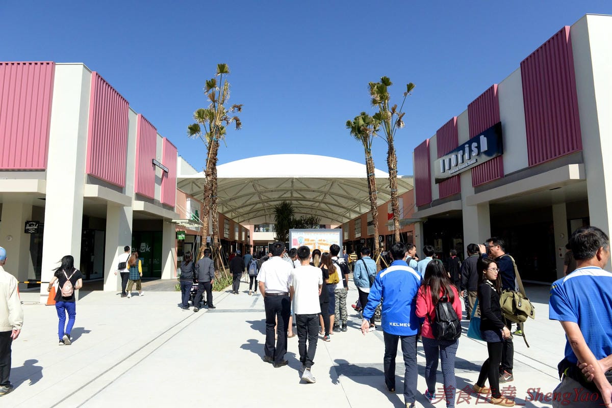 [台中梧棲]Mitsui Outlet Park 台中港 – 台中海線人的夢想與驕傲,台中三井OUTLET,全台第一座結合娛樂、時尚、美食的海港型購物商城誕生,十幾間首次登台名店進駐,還有將近60公尺摩天輪可搭乘,台中