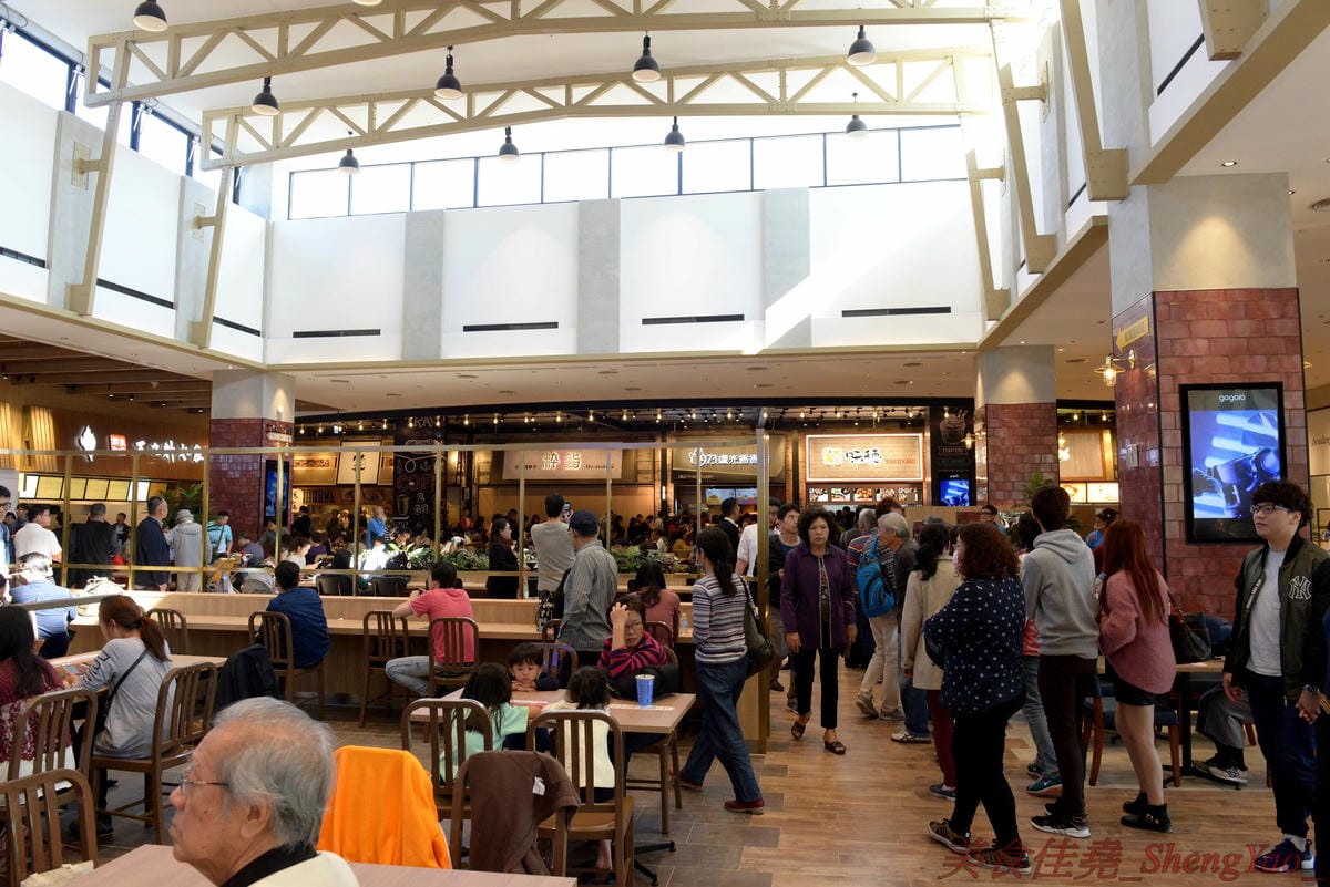 [台中梧棲]Mitsui Outlet Park 台中港 – 台中海線人的夢想與驕傲,台中三井OUTLET,全台第一座結合娛樂、時尚、美食的海港型購物商城誕生,十幾間首次登台名店進駐,還有將近60公尺摩天輪可搭乘,台中