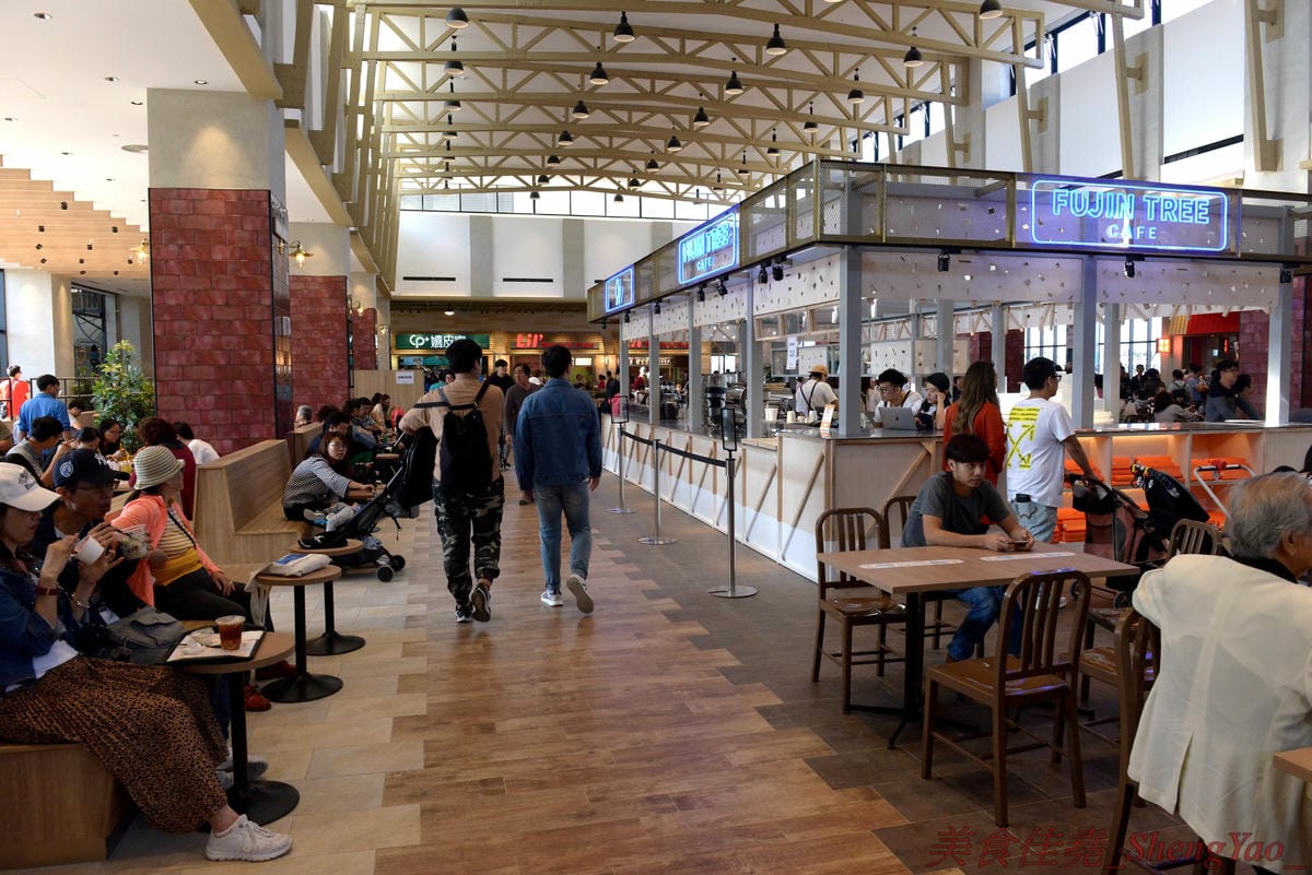 [台中梧棲]Mitsui Outlet Park 台中港 – 台中海線人的夢想與驕傲,台中三井OUTLET,全台第一座結合娛樂、時尚、美食的海港型購物商城誕生,十幾間首次登台名店進駐,還有將近60公尺摩天輪可搭乘,台中