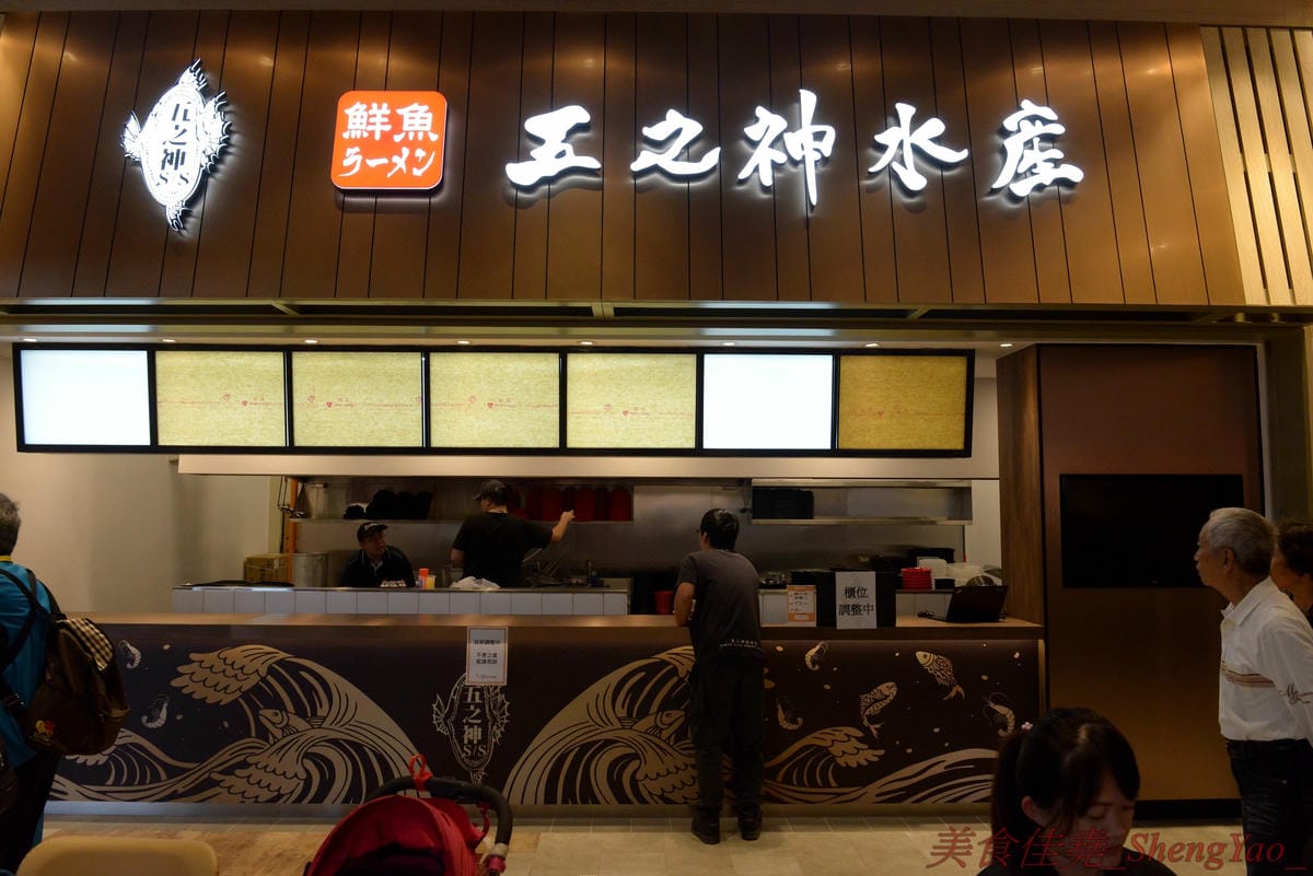 [台中梧棲]Mitsui Outlet Park 台中港 – 台中海線人的夢想與驕傲,台中三井OUTLET,全台第一座結合娛樂、時尚、美食的海港型購物商城誕生,十幾間首次登台名店進駐,還有將近60公尺摩天輪可搭乘,台中