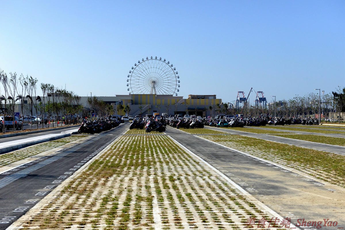 [台中梧棲]Mitsui Outlet Park 台中港 – 台中海線人的夢想與驕傲,台中三井OUTLET,全台第一座結合娛樂、時尚、美食的海港型購物商城誕生,十幾間首次登台名店進駐,還有將近60公尺摩天輪可搭乘,台中