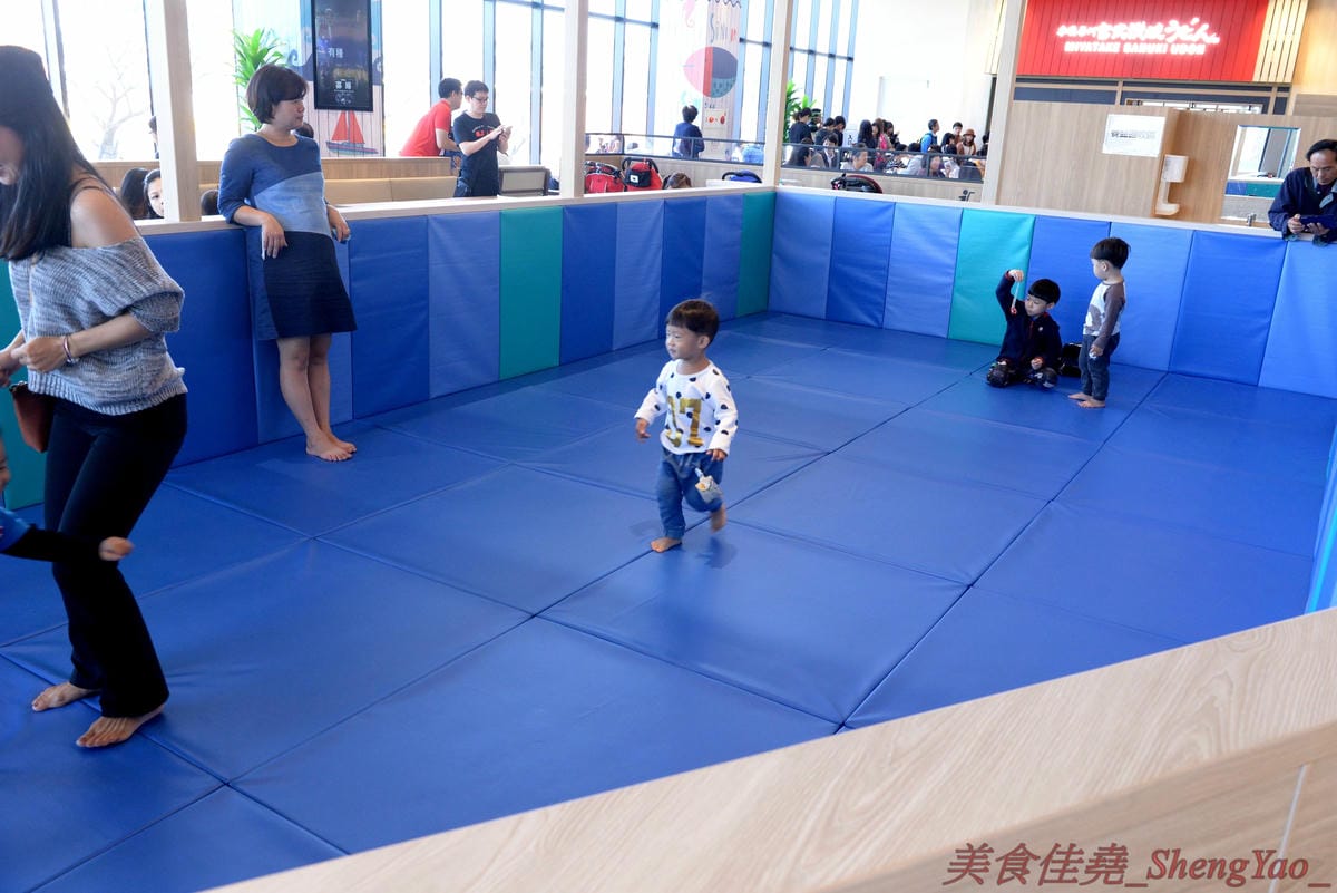 [台中梧棲]Mitsui Outlet Park 台中港 – 台中海線人的夢想與驕傲,台中三井OUTLET,全台第一座結合娛樂、時尚、美食的海港型購物商城誕生,十幾間首次登台名店進駐,還有將近60公尺摩天輪可搭乘,台中