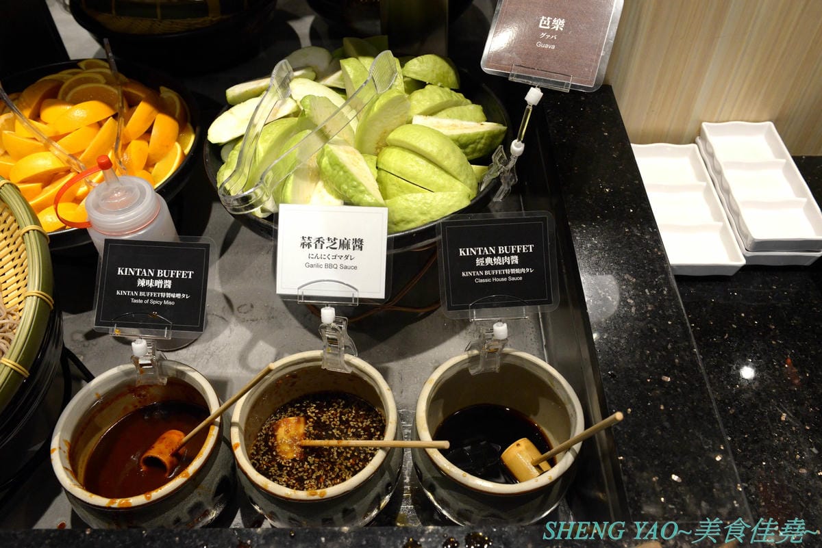 [台中梧棲]KINTAN BUFFET 金舌燒肉 – 東京人氣頂級燒肉店台灣首家店,主打和牛吃到飽,四種價位可選,除了吃到飽之外中午也有提供商業午餐,自助吧超精緻豐富,炒烏龍麵、咖哩雞,連牛丼都有。現場