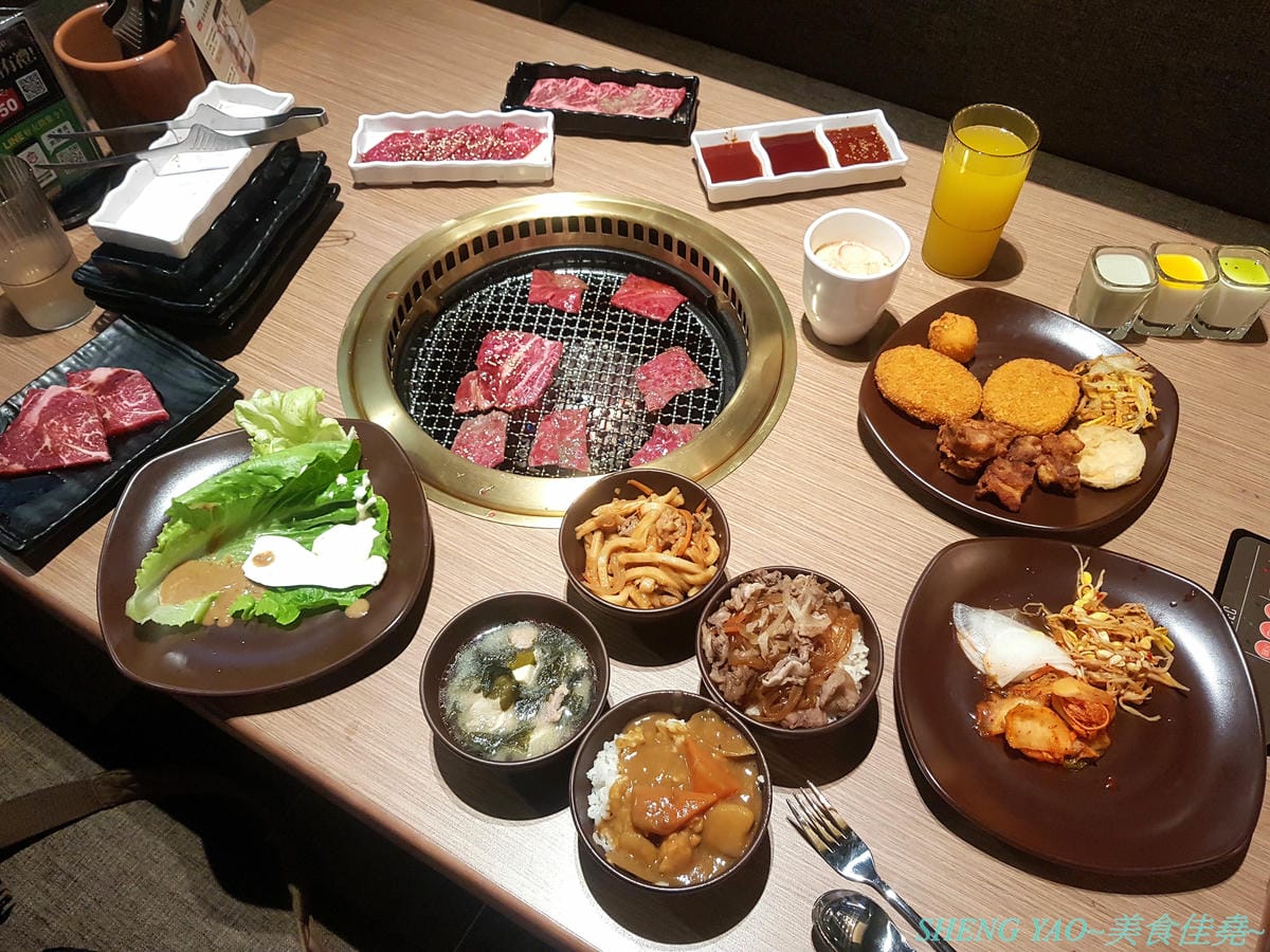 [台中梧棲]KINTAN BUFFET 金舌燒肉 – 東京人氣頂級燒肉店台灣首家店,主打和牛吃到飽,四種價位可選,除了吃到飽之外中午也有提供商業午餐,自助吧超精緻豐富,炒烏龍麵、咖哩雞,連牛丼都有。現場