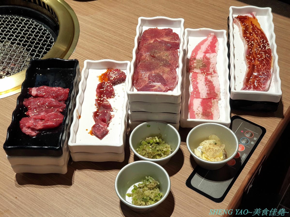 [台中梧棲]KINTAN BUFFET 金舌燒肉 – 東京人氣頂級燒肉店台灣首家店,主打和牛吃到飽,四種價位可選,除了吃到飽之外中午也有提供商業午餐,自助吧超精緻豐富,炒烏龍麵、咖哩雞,連牛丼都有。現場