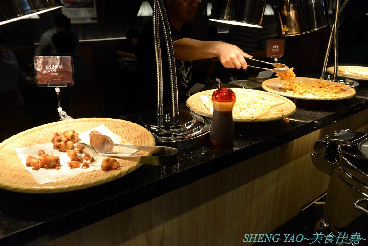 [台中梧棲]KINTAN BUFFET 金舌燒肉 – 東京人氣頂級燒肉店台灣首家店,主打和牛吃到飽,四種價位可選,除了吃到飽之外中午也有提供商業午餐,自助吧超精緻豐富,炒烏龍麵、咖哩雞,連牛丼都有。現場