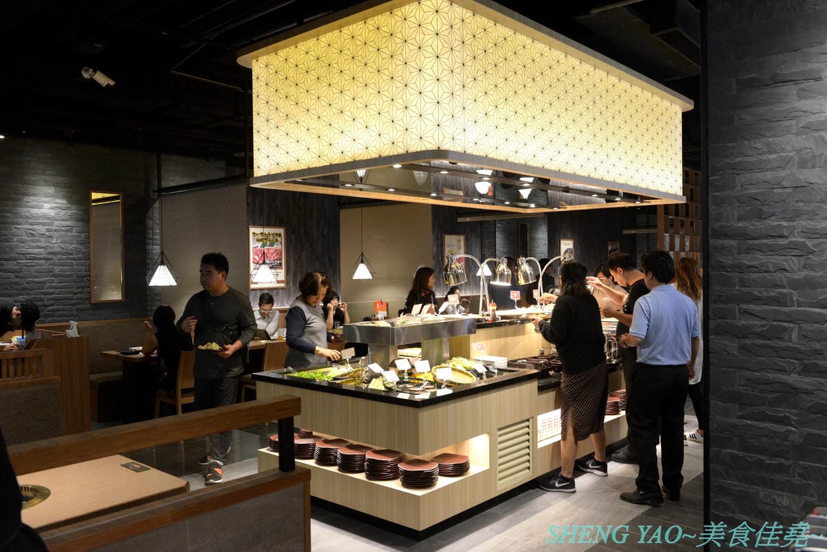 [台中梧棲]KINTAN BUFFET 金舌燒肉 – 東京人氣頂級燒肉店台灣首家店,主打和牛吃到飽,四種價位可選,除了吃到飽之外中午也有提供商業午餐,自助吧超精緻豐富,炒烏龍麵、咖哩雞,連牛丼都有。現場