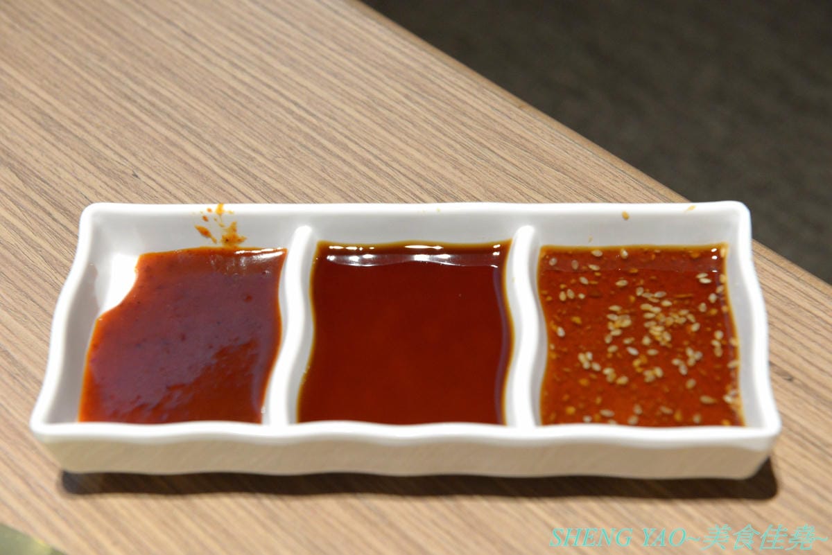 [台中梧棲]KINTAN BUFFET 金舌燒肉 – 東京人氣頂級燒肉店台灣首家店,主打和牛吃到飽,四種價位可選,除了吃到飽之外中午也有提供商業午餐,自助吧超精緻豐富,炒烏龍麵、咖哩雞,連牛丼都有。現場