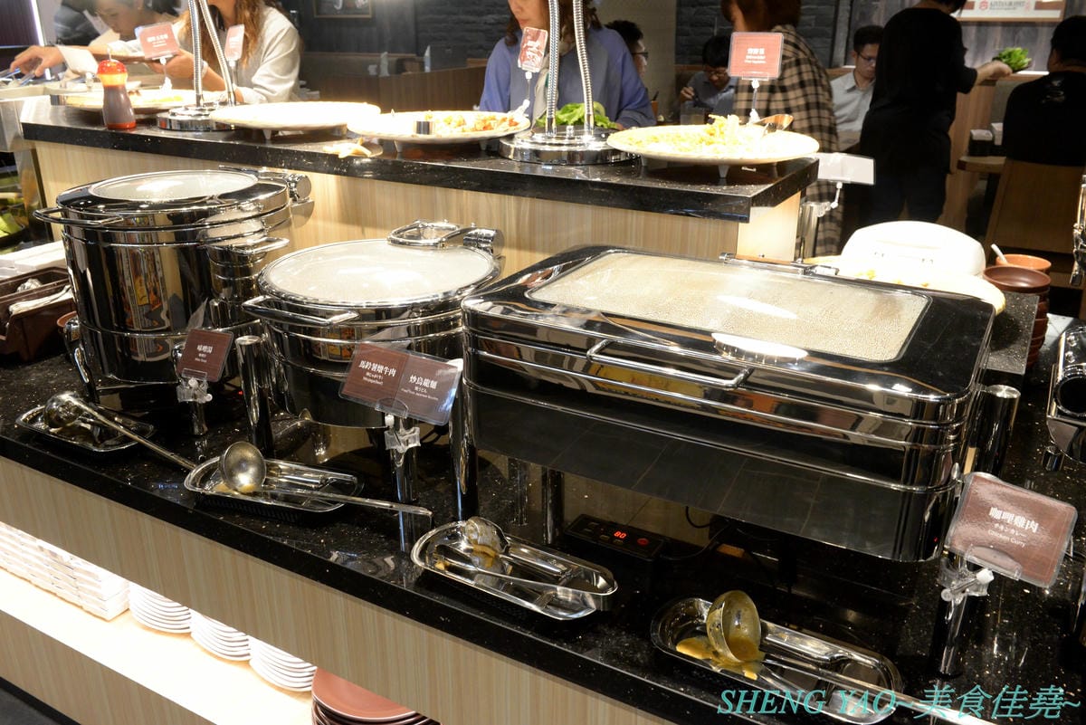 [台中梧棲]KINTAN BUFFET 金舌燒肉 – 東京人氣頂級燒肉店台灣首家店,主打和牛吃到飽,四種價位可選,除了吃到飽之外中午也有提供商業午餐,自助吧超精緻豐富,炒烏龍麵、咖哩雞,連牛丼都有。現場