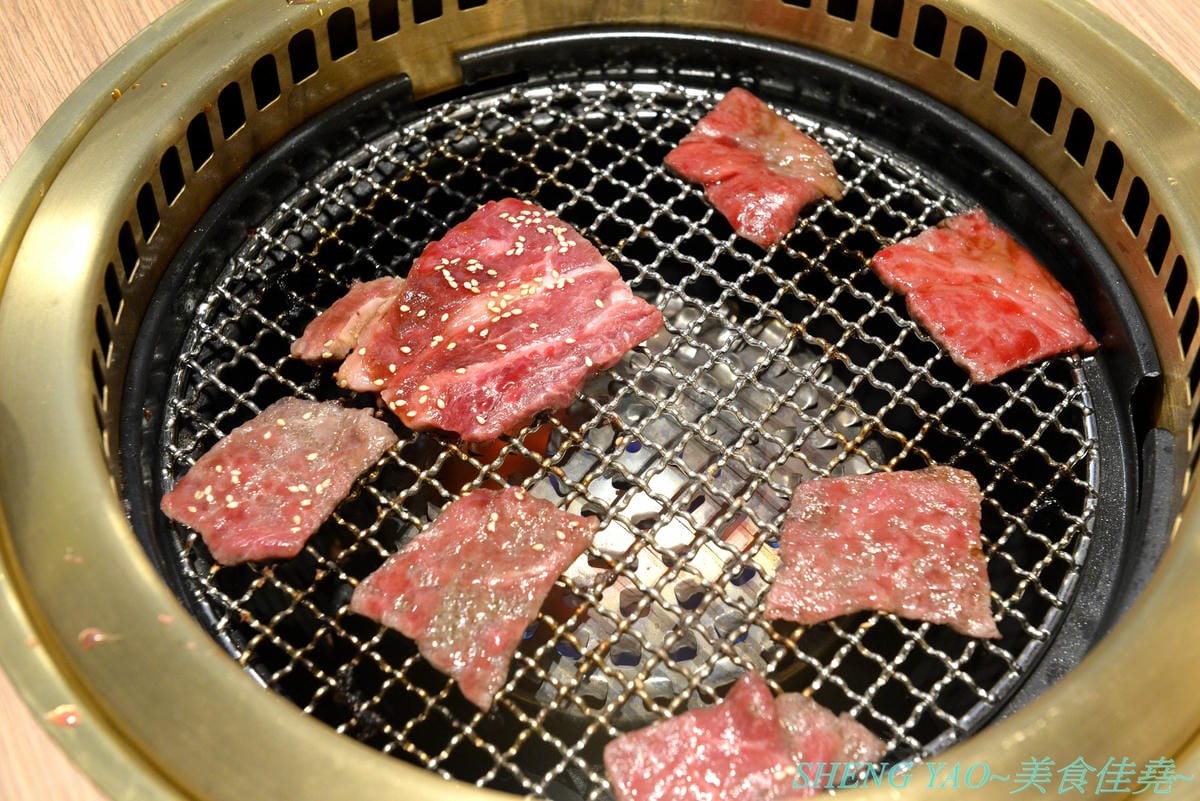 [台中梧棲]KINTAN BUFFET 金舌燒肉 – 東京人氣頂級燒肉店台灣首家店,主打和牛吃到飽,四種價位可選,除了吃到飽之外中午也有提供商業午餐,自助吧超精緻豐富,炒烏龍麵、咖哩雞,連牛丼都有。現場
