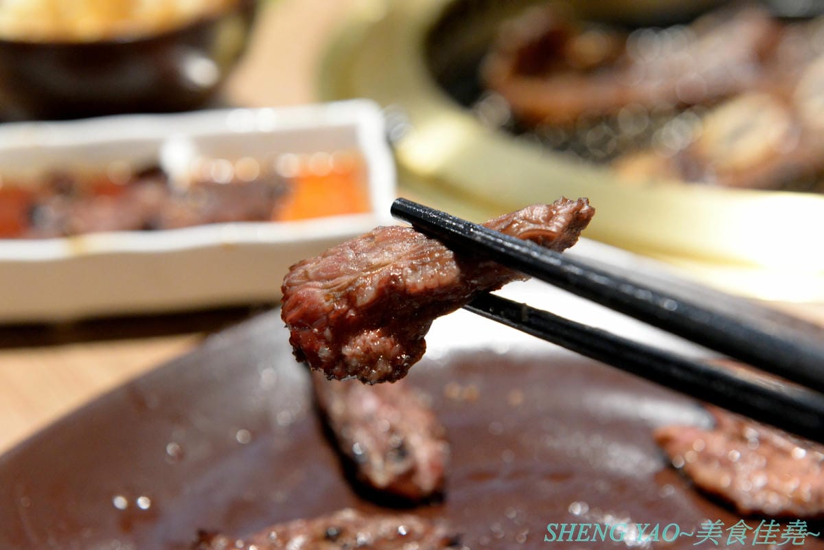 [台中梧棲]KINTAN BUFFET 金舌燒肉 – 東京人氣頂級燒肉店台灣首家店,主打和牛吃到飽,四種價位可選,除了吃到飽之外中午也有提供商業午餐,自助吧超精緻豐富,炒烏龍麵、咖哩雞,連牛丼都有。現場