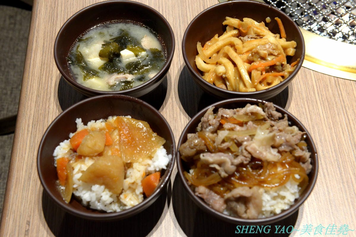 [台中梧棲]KINTAN BUFFET 金舌燒肉 – 東京人氣頂級燒肉店台灣首家店,主打和牛吃到飽,四種價位可選,除了吃到飽之外中午也有提供商業午餐,自助吧超精緻豐富,炒烏龍麵、咖哩雞,連牛丼都有。現場