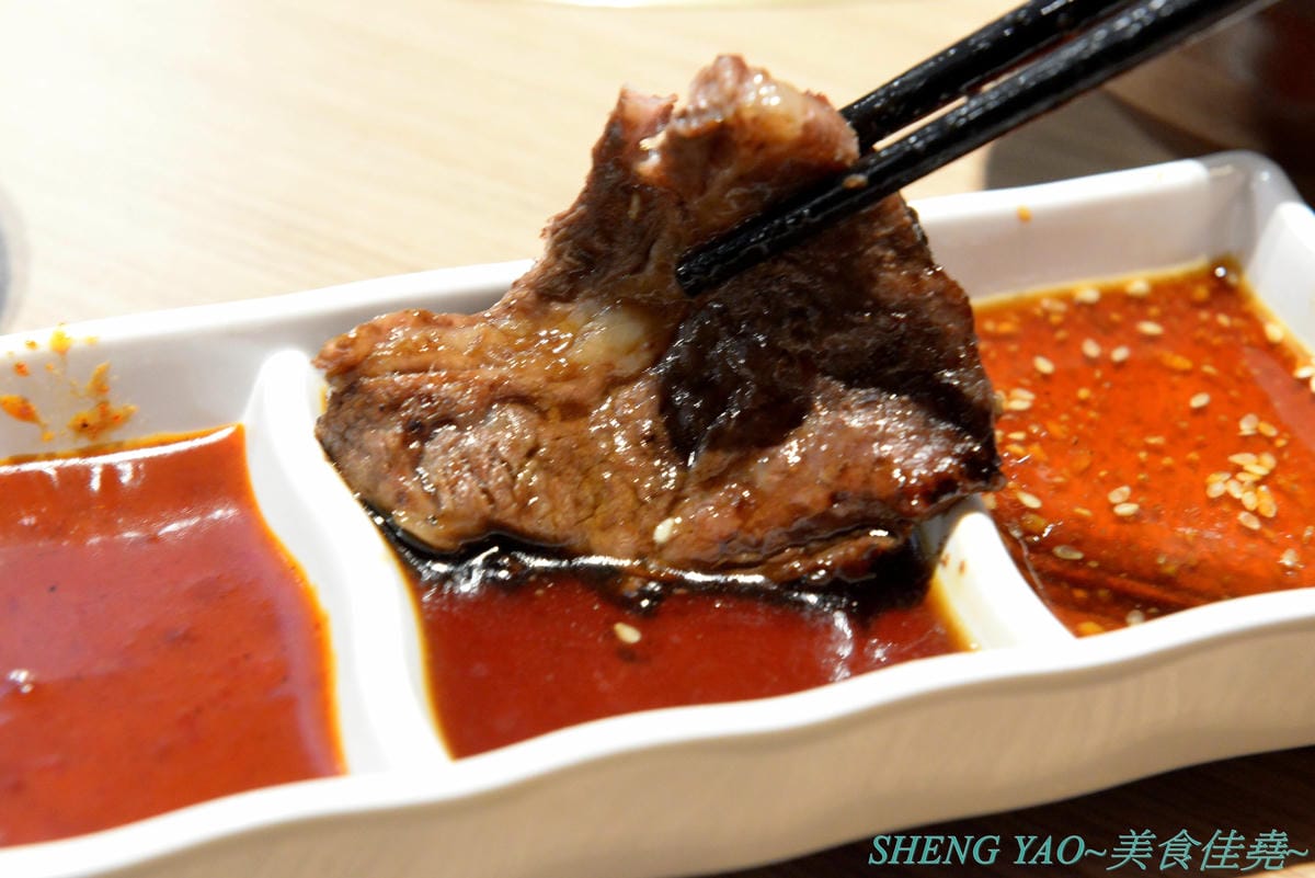 [台中梧棲]KINTAN BUFFET 金舌燒肉 – 東京人氣頂級燒肉店台灣首家店,主打和牛吃到飽,四種價位可選,除了吃到飽之外中午也有提供商業午餐,自助吧超精緻豐富,炒烏龍麵、咖哩雞,連牛丼都有。現場