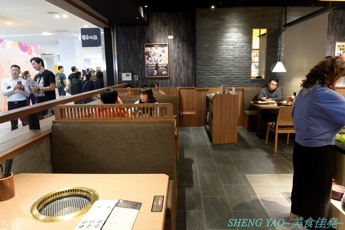 [台中梧棲]KINTAN BUFFET 金舌燒肉 – 東京人氣頂級燒肉店台灣首家店,主打和牛吃到飽,四種價位可選,除了吃到飽之外中午也有提供商業午餐,自助吧超精緻豐富,炒烏龍麵、咖哩雞,連牛丼都有。現場