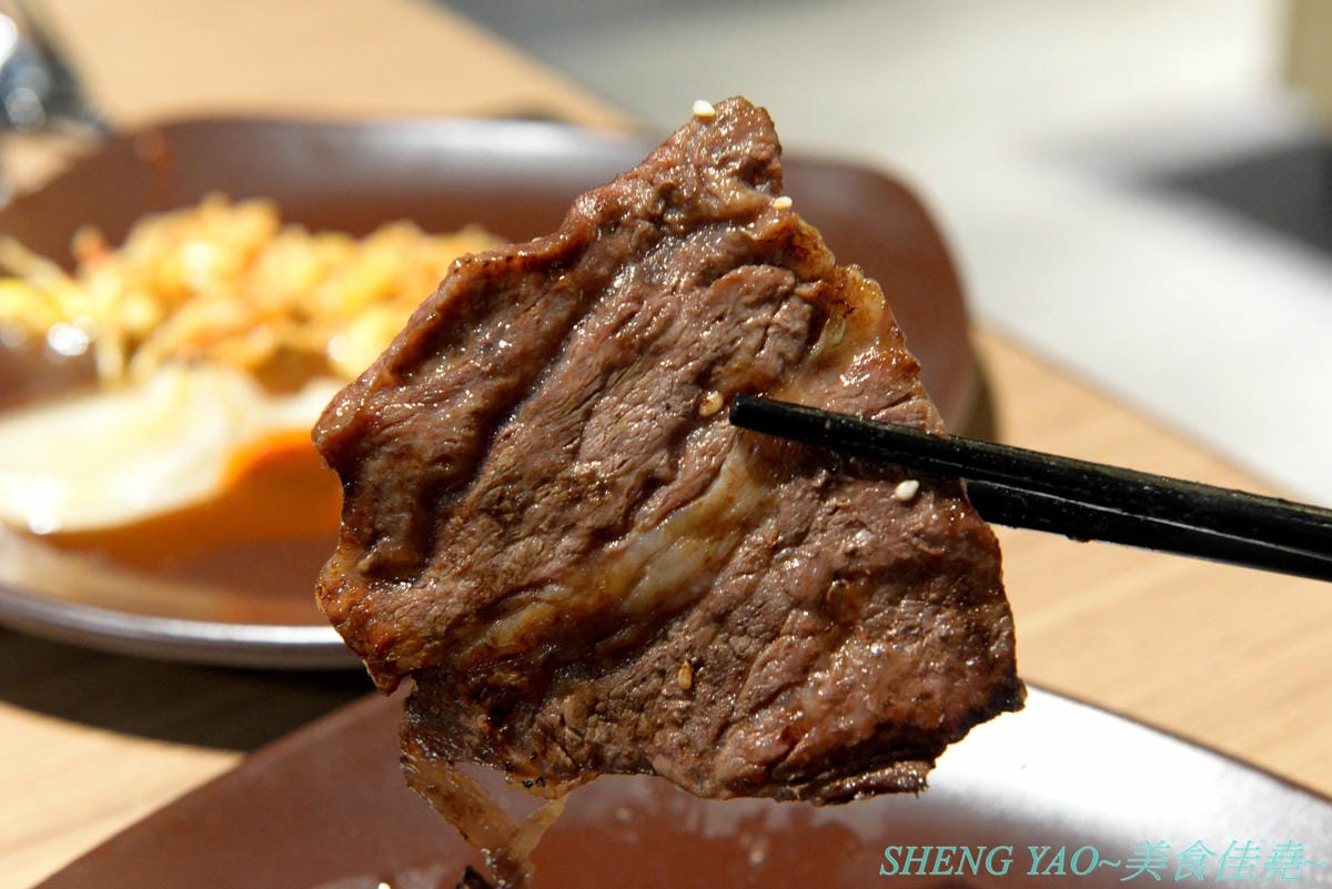 [台中梧棲]KINTAN BUFFET 金舌燒肉 – 東京人氣頂級燒肉店台灣首家店,主打和牛吃到飽,四種價位可選,除了吃到飽之外中午也有提供商業午餐,自助吧超精緻豐富,炒烏龍麵、咖哩雞,連牛丼都有。現場