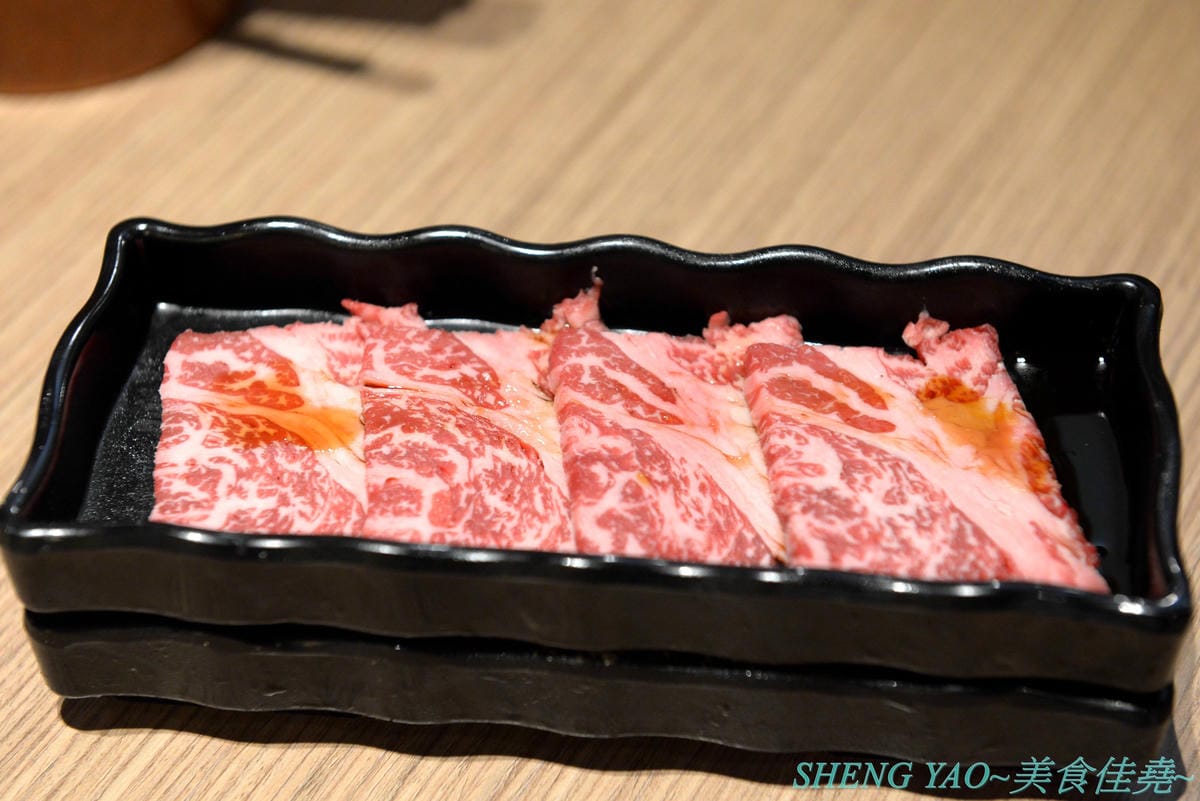 [台中梧棲]KINTAN BUFFET 金舌燒肉 – 東京人氣頂級燒肉店台灣首家店,主打和牛吃到飽,四種價位可選,除了吃到飽之外中午也有提供商業午餐,自助吧超精緻豐富,炒烏龍麵、咖哩雞,連牛丼都有。現場