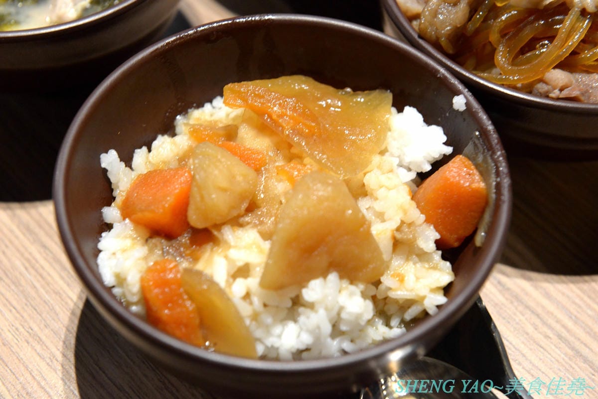 [台中梧棲]KINTAN BUFFET 金舌燒肉 – 東京人氣頂級燒肉店台灣首家店,主打和牛吃到飽,四種價位可選,除了吃到飽之外中午也有提供商業午餐,自助吧超精緻豐富,炒烏龍麵、咖哩雞,連牛丼都有。現場