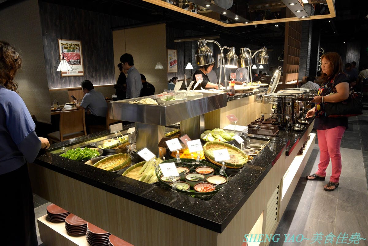 [台中梧棲]KINTAN BUFFET 金舌燒肉 – 東京人氣頂級燒肉店台灣首家店,主打和牛吃到飽,四種價位可選,除了吃到飽之外中午也有提供商業午餐,自助吧超精緻豐富,炒烏龍麵、咖哩雞,連牛丼都有。現場