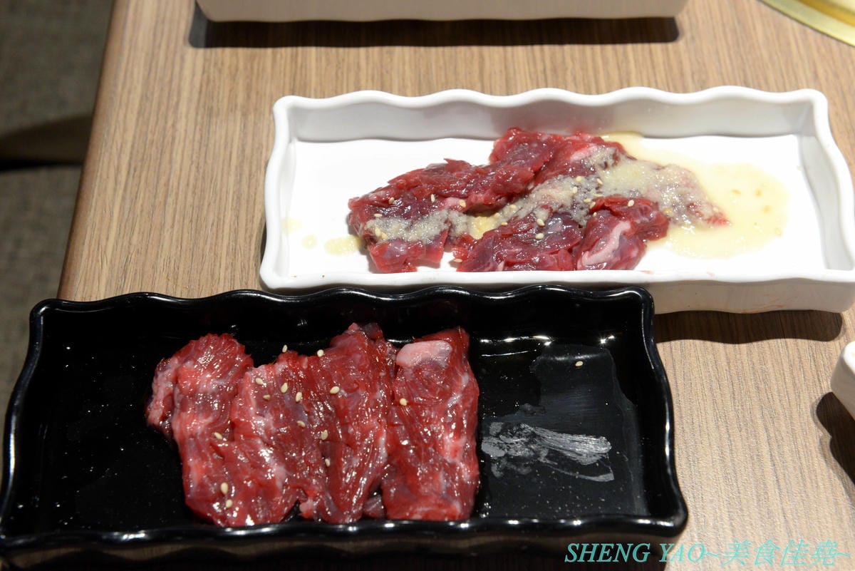 [台中梧棲]KINTAN BUFFET 金舌燒肉 – 東京人氣頂級燒肉店台灣首家店,主打和牛吃到飽,四種價位可選,除了吃到飽之外中午也有提供商業午餐,自助吧超精緻豐富,炒烏龍麵、咖哩雞,連牛丼都有。現場