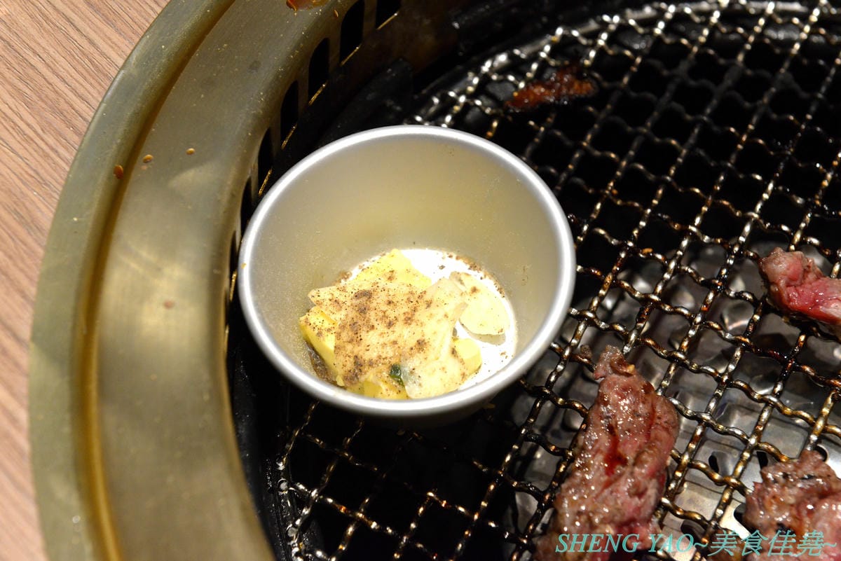 [台中梧棲]KINTAN BUFFET 金舌燒肉 – 東京人氣頂級燒肉店台灣首家店,主打和牛吃到飽,四種價位可選,除了吃到飽之外中午也有提供商業午餐,自助吧超精緻豐富,炒烏龍麵、咖哩雞,連牛丼都有。現場