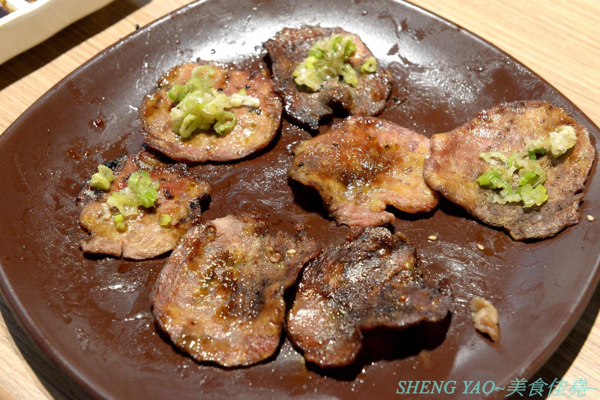 [台中梧棲]KINTAN BUFFET 金舌燒肉 – 東京人氣頂級燒肉店台灣首家店,主打和牛吃到飽,四種價位可選,除了吃到飽之外中午也有提供商業午餐,自助吧超精緻豐富,炒烏龍麵、咖哩雞,連牛丼都有。現場