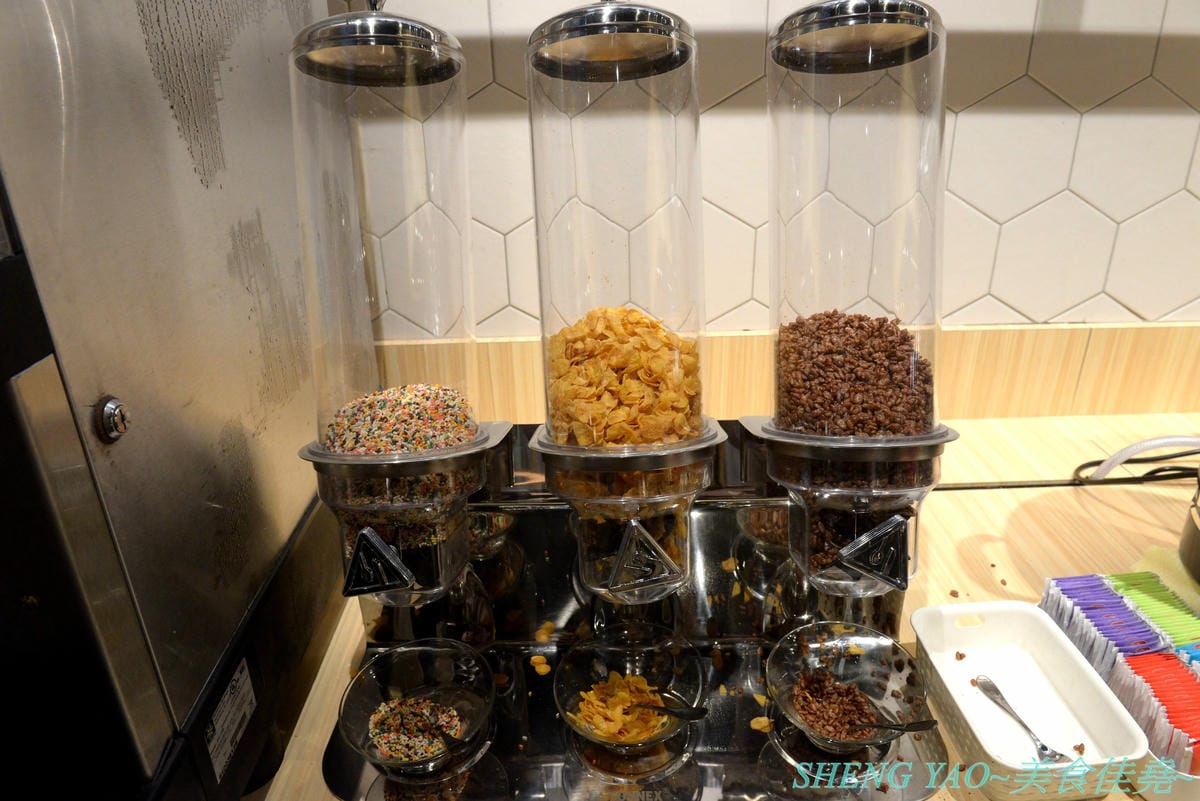 [台中梧棲]KINTAN BUFFET 金舌燒肉 – 東京人氣頂級燒肉店台灣首家店,主打和牛吃到飽,四種價位可選,除了吃到飽之外中午也有提供商業午餐,自助吧超精緻豐富,炒烏龍麵、咖哩雞,連牛丼都有。現場