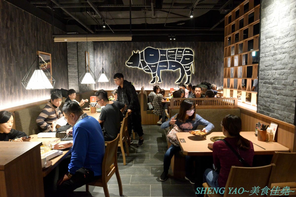 [台中梧棲]KINTAN BUFFET 金舌燒肉 – 東京人氣頂級燒肉店台灣首家店,主打和牛吃到飽,四種價位可選,除了吃到飽之外中午也有提供商業午餐,自助吧超精緻豐富,炒烏龍麵、咖哩雞,連牛丼都有。現場