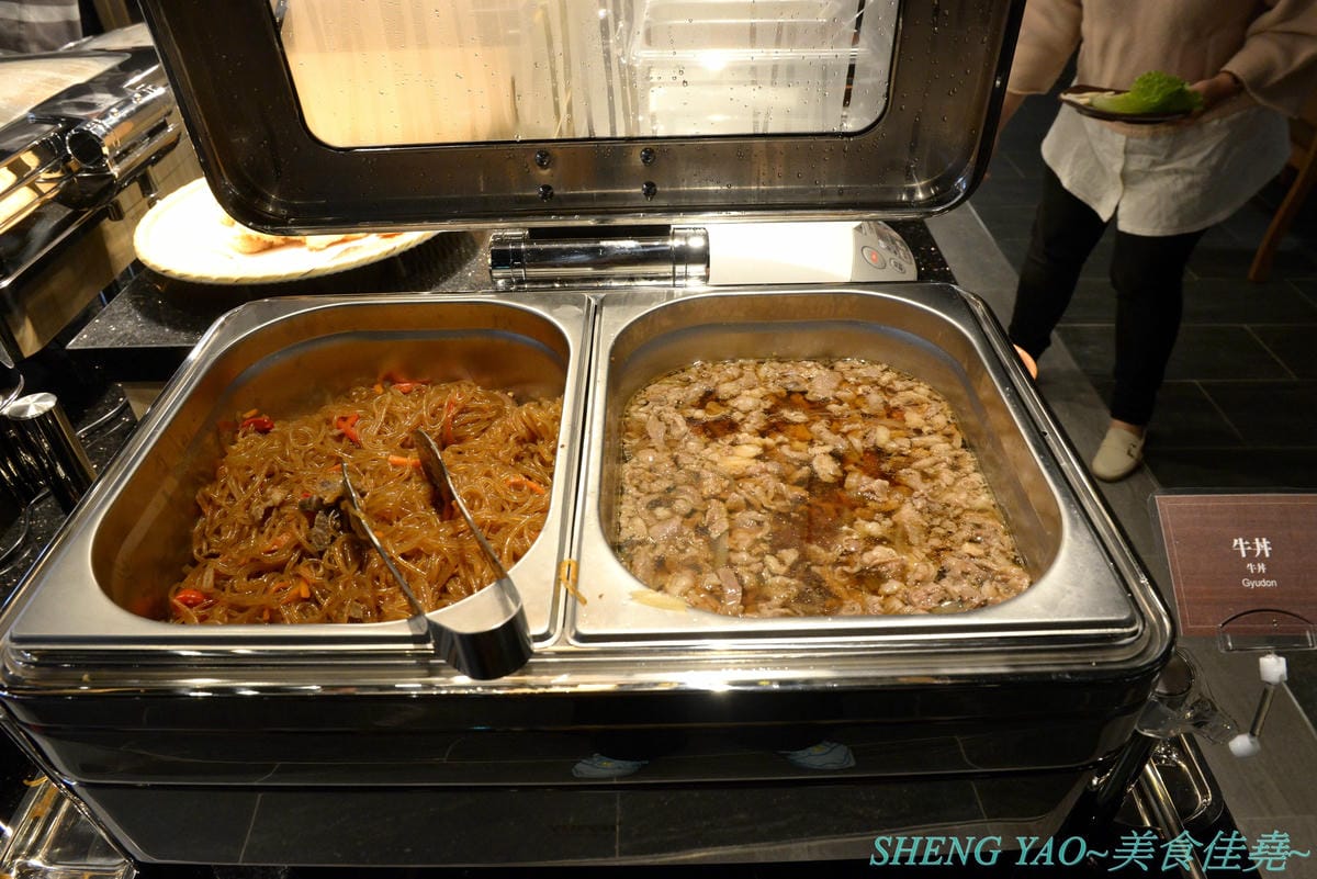 [台中梧棲]KINTAN BUFFET 金舌燒肉 – 東京人氣頂級燒肉店台灣首家店,主打和牛吃到飽,四種價位可選,除了吃到飽之外中午也有提供商業午餐,自助吧超精緻豐富,炒烏龍麵、咖哩雞,連牛丼都有。現場