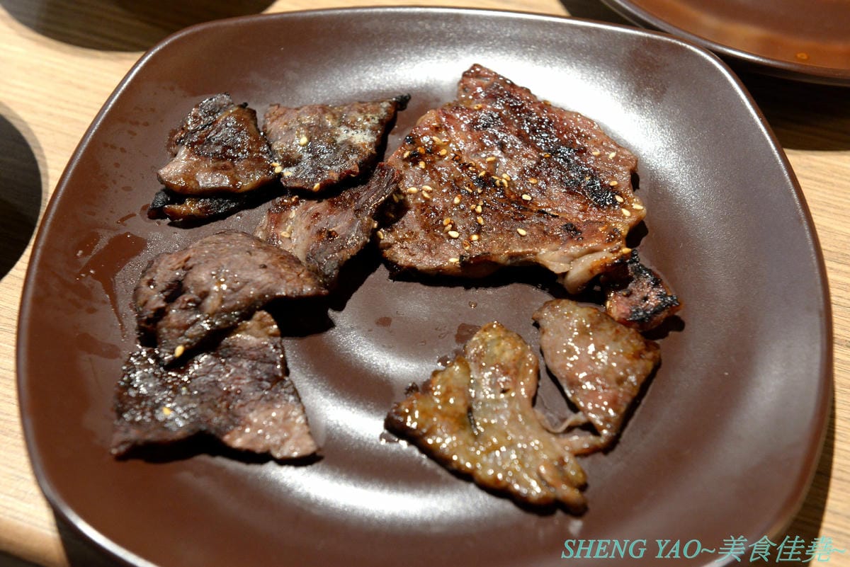 [台中梧棲]KINTAN BUFFET 金舌燒肉 – 東京人氣頂級燒肉店台灣首家店,主打和牛吃到飽,四種價位可選,除了吃到飽之外中午也有提供商業午餐,自助吧超精緻豐富,炒烏龍麵、咖哩雞,連牛丼都有。現場