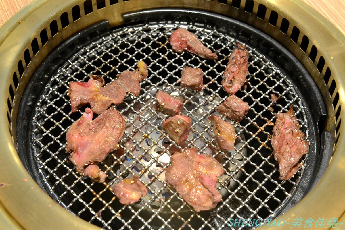[台中梧棲]KINTAN BUFFET 金舌燒肉 – 東京人氣頂級燒肉店台灣首家店,主打和牛吃到飽,四種價位可選,除了吃到飽之外中午也有提供商業午餐,自助吧超精緻豐富,炒烏龍麵、咖哩雞,連牛丼都有。現場