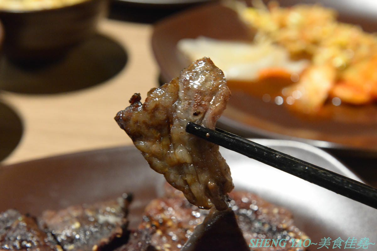 [台中梧棲]KINTAN BUFFET 金舌燒肉 – 東京人氣頂級燒肉店台灣首家店,主打和牛吃到飽,四種價位可選,除了吃到飽之外中午也有提供商業午餐,自助吧超精緻豐富,炒烏龍麵、咖哩雞,連牛丼都有。現場