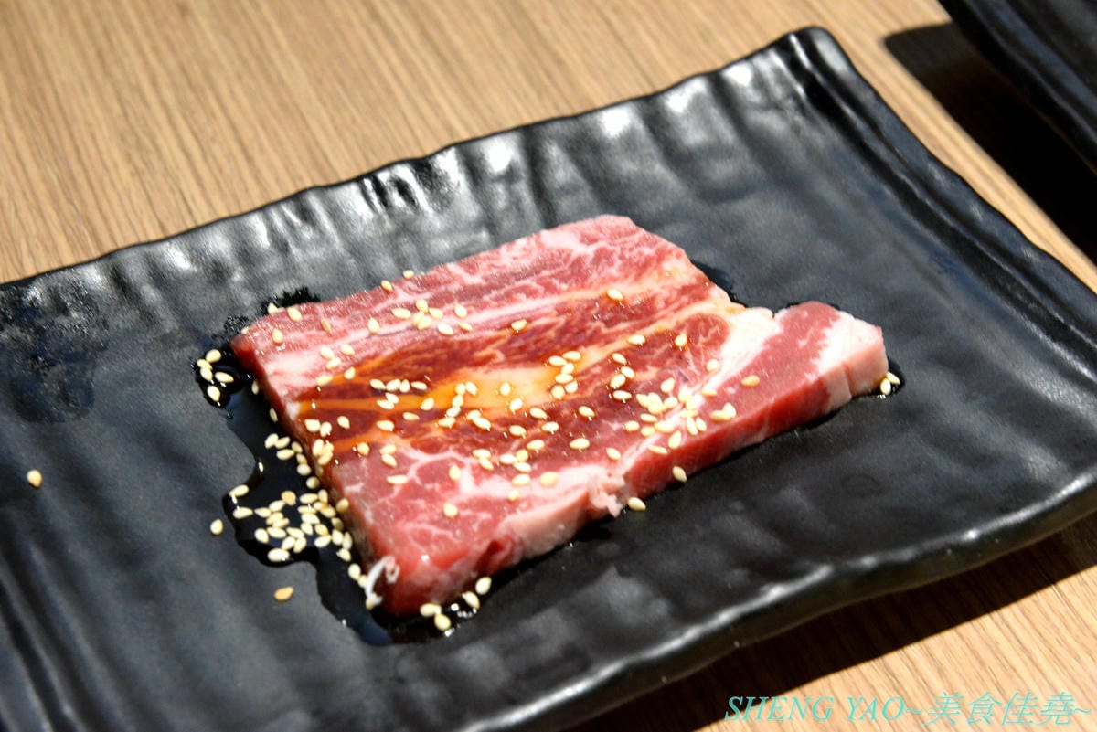 [台中梧棲]KINTAN BUFFET 金舌燒肉 – 東京人氣頂級燒肉店台灣首家店,主打和牛吃到飽,四種價位可選,除了吃到飽之外中午也有提供商業午餐,自助吧超精緻豐富,炒烏龍麵、咖哩雞,連牛丼都有。現場