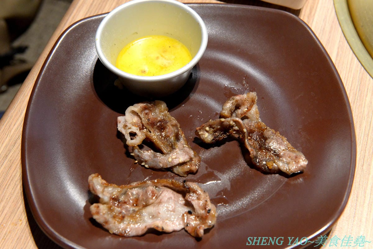 [台中梧棲]KINTAN BUFFET 金舌燒肉 – 東京人氣頂級燒肉店台灣首家店,主打和牛吃到飽,四種價位可選,除了吃到飽之外中午也有提供商業午餐,自助吧超精緻豐富,炒烏龍麵、咖哩雞,連牛丼都有。現場