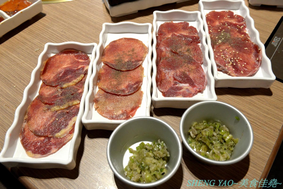 [台中梧棲]KINTAN BUFFET 金舌燒肉 – 東京人氣頂級燒肉店台灣首家店,主打和牛吃到飽,四種價位可選,除了吃到飽之外中午也有提供商業午餐,自助吧超精緻豐富,炒烏龍麵、咖哩雞,連牛丼都有。現場