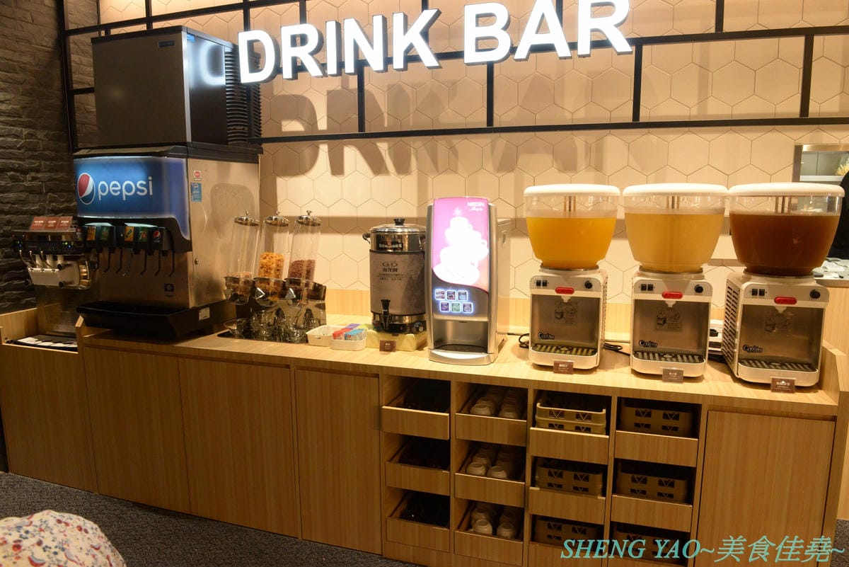 [台中梧棲]KINTAN BUFFET 金舌燒肉 – 東京人氣頂級燒肉店台灣首家店,主打和牛吃到飽,四種價位可選,除了吃到飽之外中午也有提供商業午餐,自助吧超精緻豐富,炒烏龍麵、咖哩雞,連牛丼都有。現場