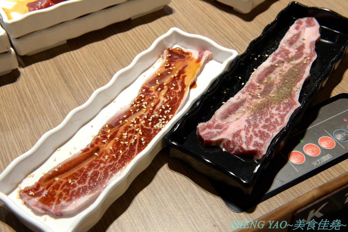[台中梧棲]KINTAN BUFFET 金舌燒肉 – 東京人氣頂級燒肉店台灣首家店,主打和牛吃到飽,四種價位可選,除了吃到飽之外中午也有提供商業午餐,自助吧超精緻豐富,炒烏龍麵、咖哩雞,連牛丼都有。現場