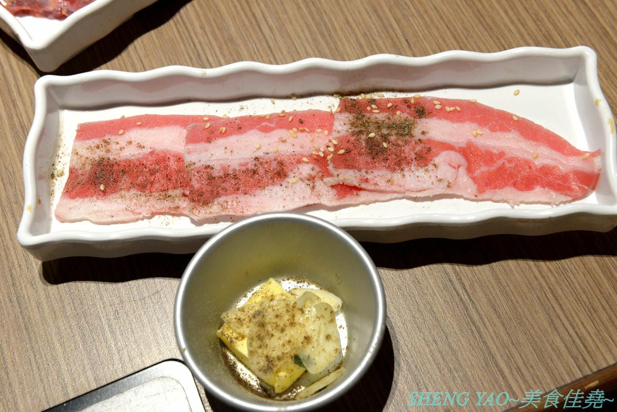 [台中梧棲]KINTAN BUFFET 金舌燒肉 – 東京人氣頂級燒肉店台灣首家店,主打和牛吃到飽,四種價位可選,除了吃到飽之外中午也有提供商業午餐,自助吧超精緻豐富,炒烏龍麵、咖哩雞,連牛丼都有。現場