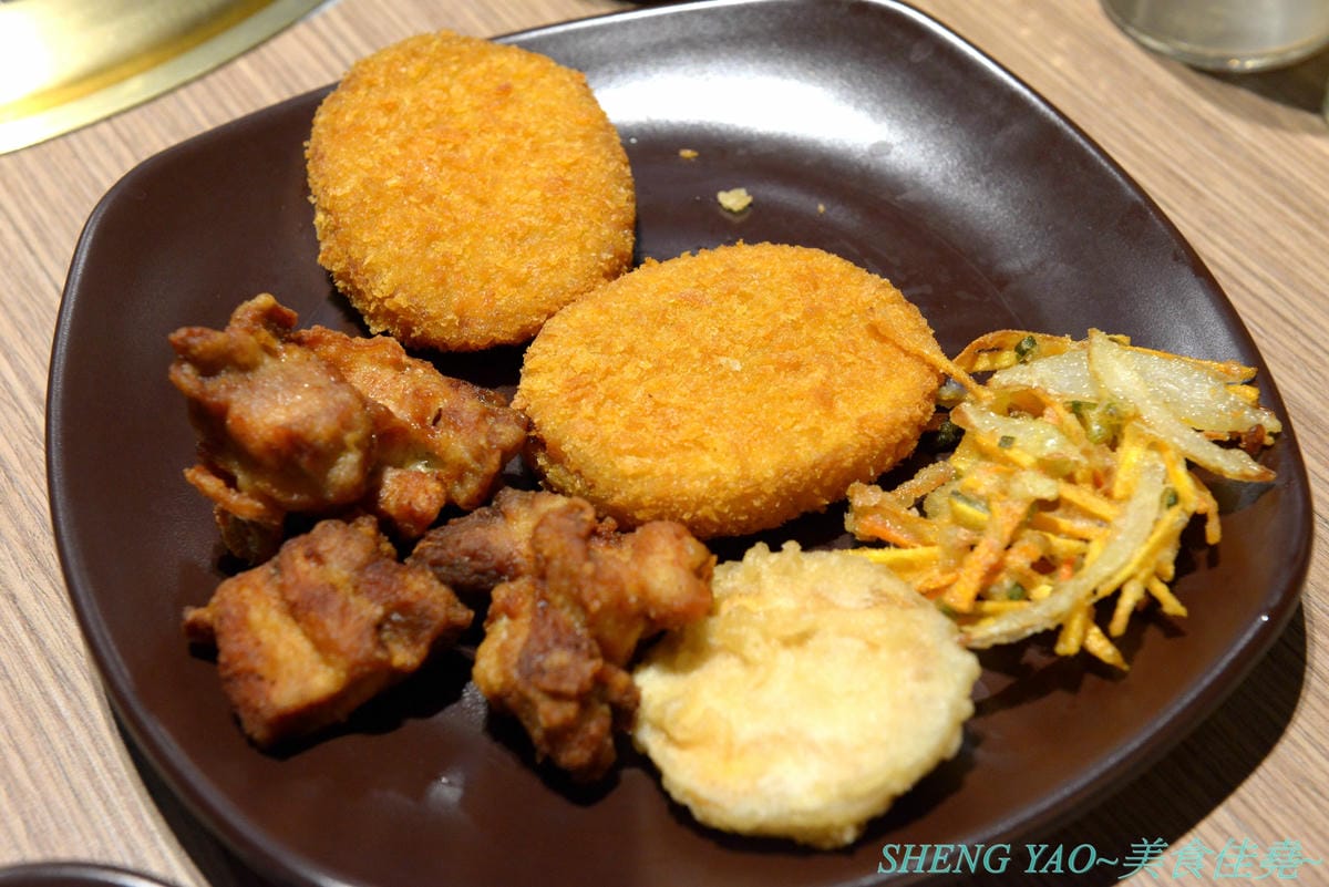 [台中梧棲]KINTAN BUFFET 金舌燒肉 – 東京人氣頂級燒肉店台灣首家店,主打和牛吃到飽,四種價位可選,除了吃到飽之外中午也有提供商業午餐,自助吧超精緻豐富,炒烏龍麵、咖哩雞,連牛丼都有。現場