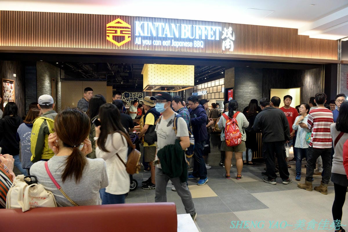 [台中梧棲]KINTAN BUFFET 金舌燒肉 – 東京人氣頂級燒肉店台灣首家店,主打和牛吃到飽,四種價位可選,除了吃到飽之外中午也有提供商業午餐,自助吧超精緻豐富,炒烏龍麵、咖哩雞,連牛丼都有。現場