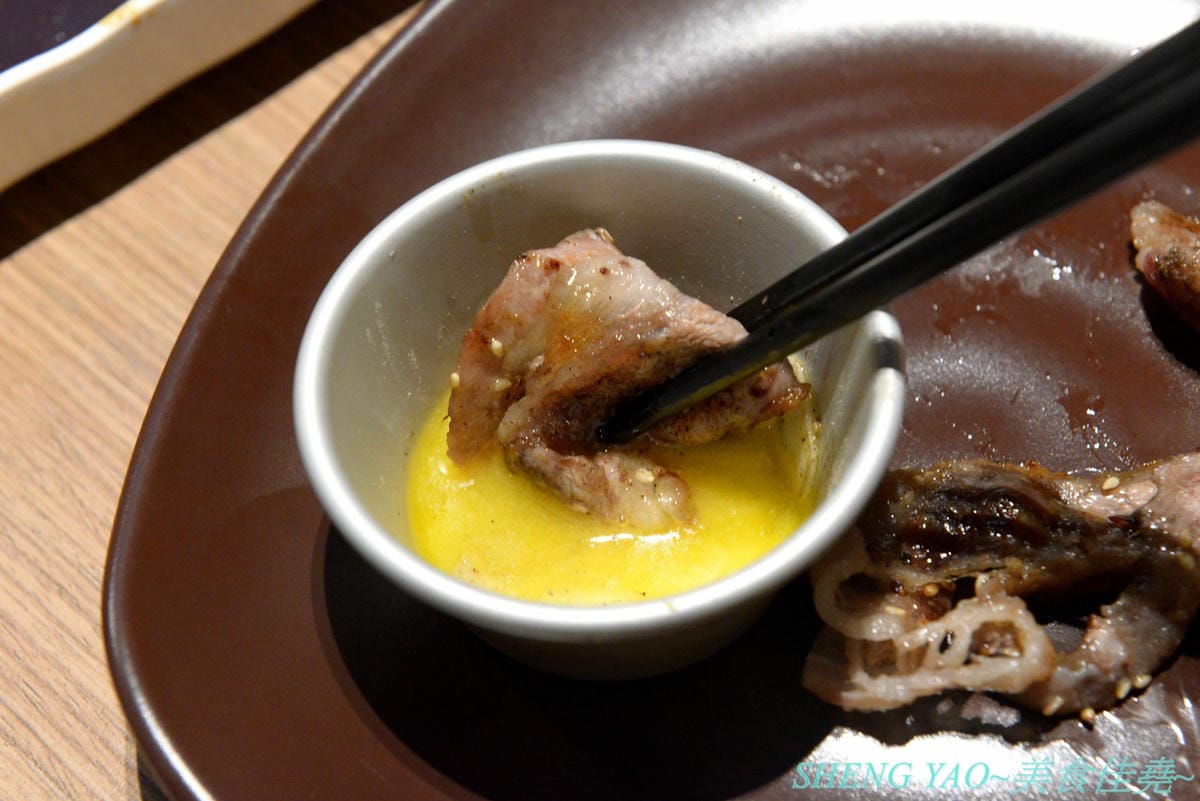 [台中梧棲]KINTAN BUFFET 金舌燒肉 – 東京人氣頂級燒肉店台灣首家店,主打和牛吃到飽,四種價位可選,除了吃到飽之外中午也有提供商業午餐,自助吧超精緻豐富,炒烏龍麵、咖哩雞,連牛丼都有。現場