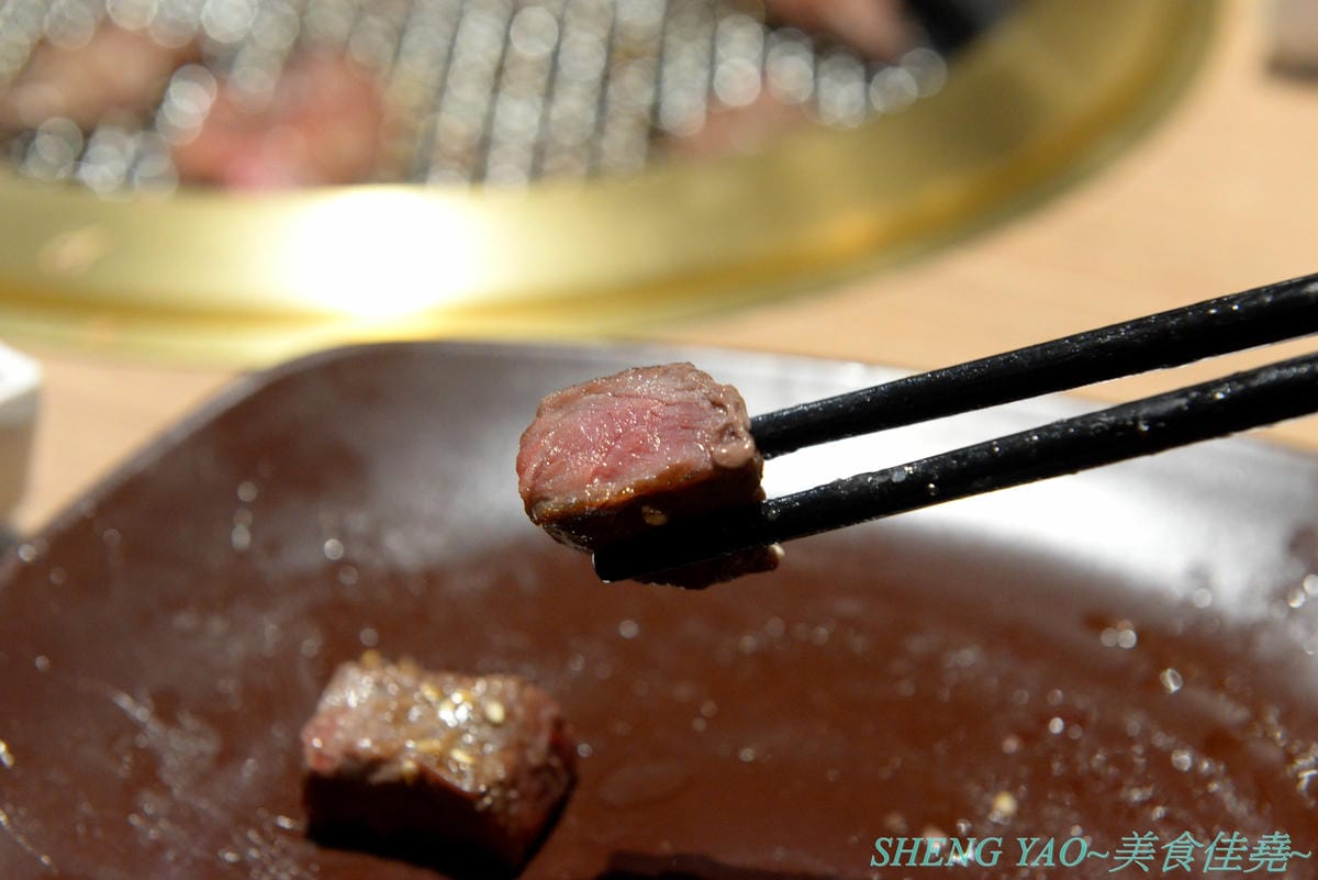 [台中梧棲]KINTAN BUFFET 金舌燒肉 – 東京人氣頂級燒肉店台灣首家店,主打和牛吃到飽,四種價位可選,除了吃到飽之外中午也有提供商業午餐,自助吧超精緻豐富,炒烏龍麵、咖哩雞,連牛丼都有。現場