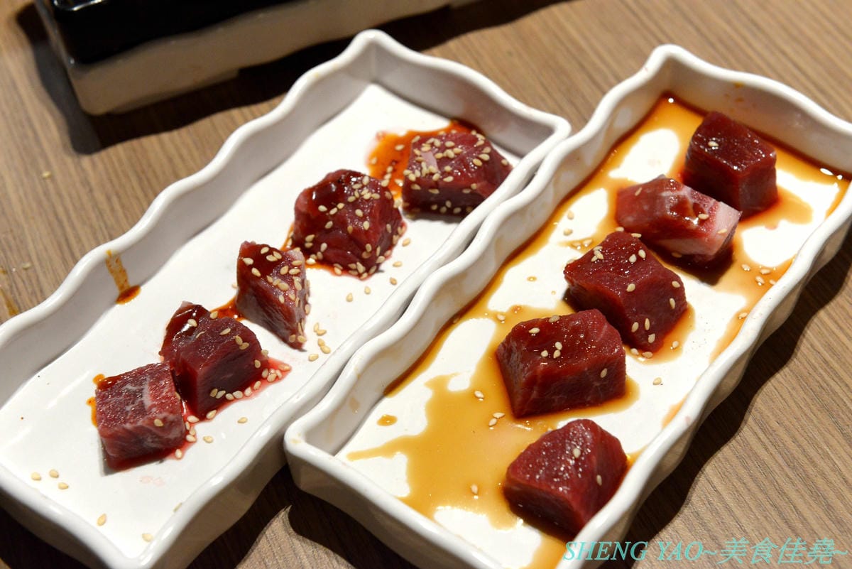 [台中梧棲]KINTAN BUFFET 金舌燒肉 – 東京人氣頂級燒肉店台灣首家店,主打和牛吃到飽,四種價位可選,除了吃到飽之外中午也有提供商業午餐,自助吧超精緻豐富,炒烏龍麵、咖哩雞,連牛丼都有。現場