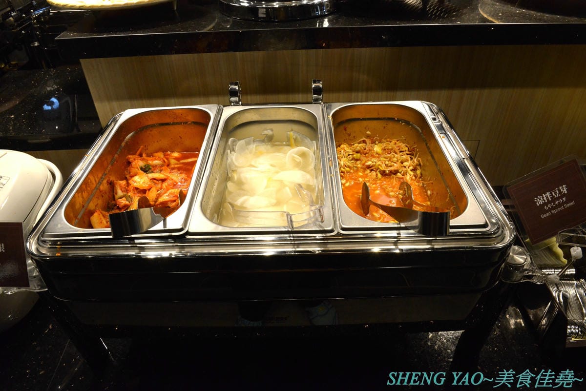 [台中梧棲]KINTAN BUFFET 金舌燒肉 – 東京人氣頂級燒肉店台灣首家店,主打和牛吃到飽,四種價位可選,除了吃到飽之外中午也有提供商業午餐,自助吧超精緻豐富,炒烏龍麵、咖哩雞,連牛丼都有。現場