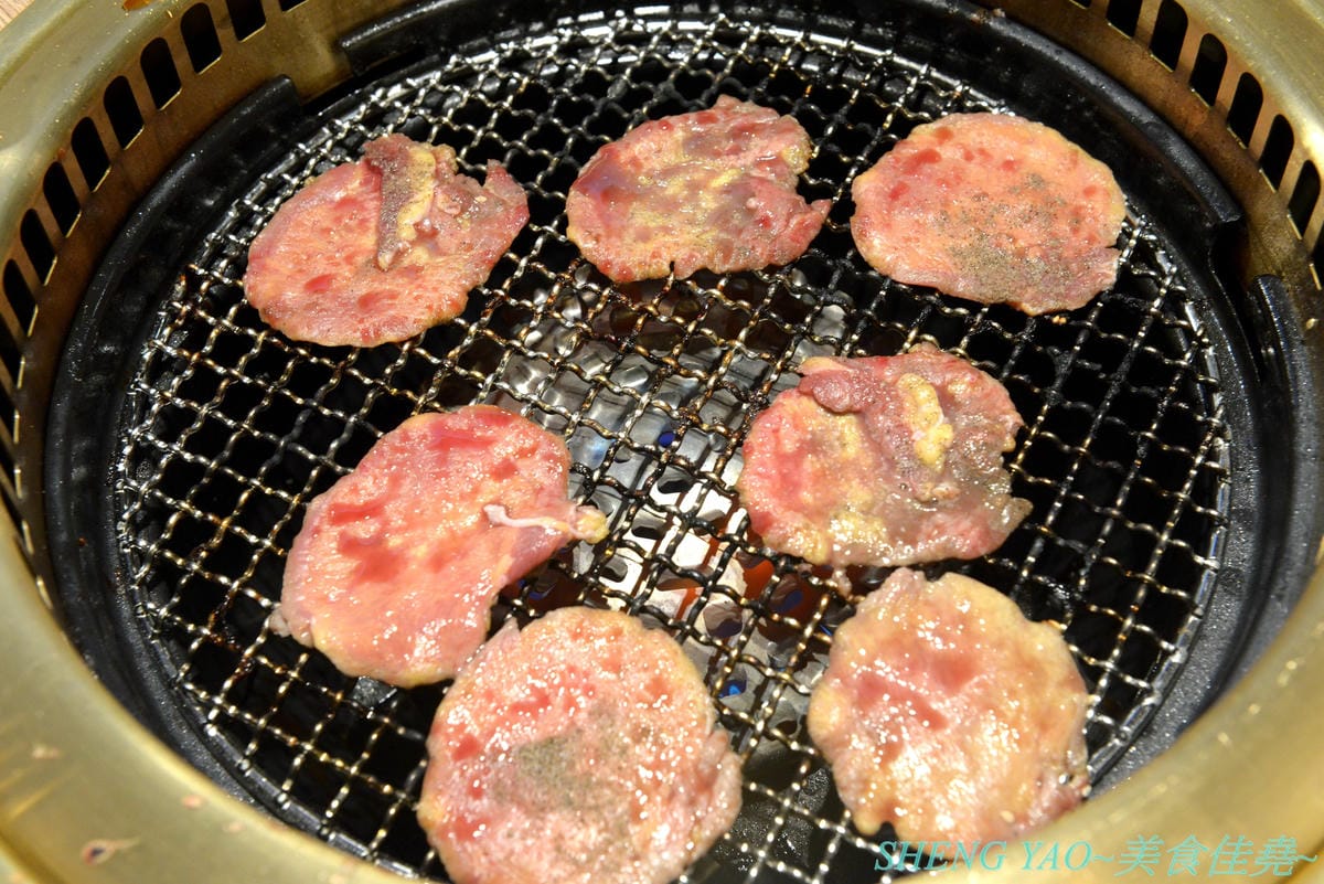 [台中梧棲]KINTAN BUFFET 金舌燒肉 – 東京人氣頂級燒肉店台灣首家店,主打和牛吃到飽,四種價位可選,除了吃到飽之外中午也有提供商業午餐,自助吧超精緻豐富,炒烏龍麵、咖哩雞,連牛丼都有。現場