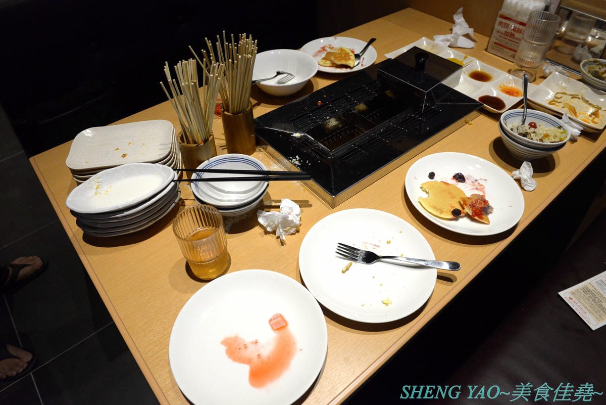 [台中梧棲]串家物語 台中港店 – 來自大阪的人氣串炸店,台灣第二家分店,主打肉品、海鮮、蔬菜等30種串炸吃到飽,自己動手炸挺有樂趣的,店內自助吧也很有水準,吃完衣服沒有油煙味很神奇。
